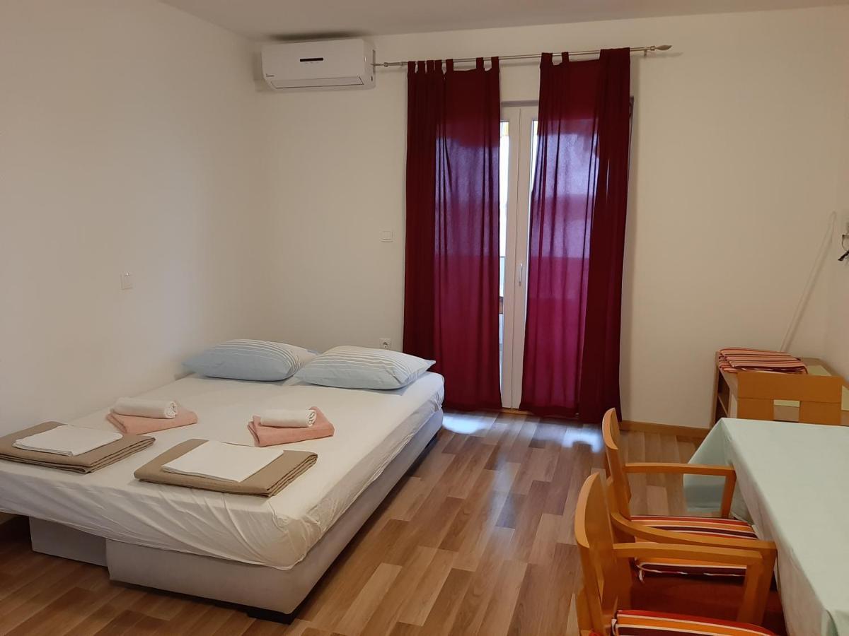 Apartments Nikola Caska Новаля Екстер'єр фото